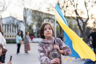 CHISINAU, MOLDOVA - Nisan 2022: Rusya 'nın Ukrayna' nın merkezdeki işgaline karşı protestolar. Ukrayna bayrağı taşıyan çocuk