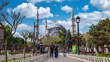 İSTANBUL, TURKEY- Nisan 2022: Ayasofya Sokağı 'nda yürüyen çok sayıda turist