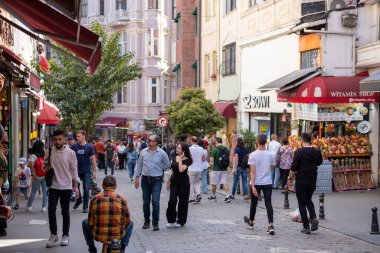 İSTANBUL, TURKEY - Nisan 2022: Turist ve hediyelik eşya dükkanlarıyla dolu bir Türk yolunun manzarası