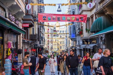 İSTANBUL, TURKEY- Nisan 2022: İstanbul Karaköy ilçesinde yürüyen turistler ve vatandaşlar