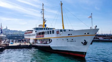 İSTANBUL, TURKEY - Nisan 2022: Karadeniz 'de bir Türk turistik teknesinin yan görüntüsü
