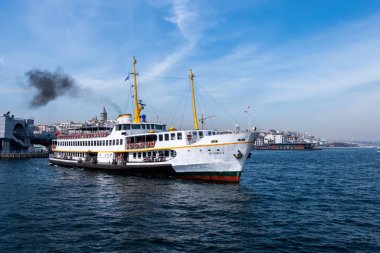 İSTANBUL, TURKEY - Nisan 2022: Karadeniz 'de Karadeniz' de siyah emisyonlu bir Türk turistik teknesinin yan görüntüsü