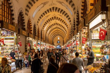 İSTANBUL, TURKEY - Nisan 2022: Mısır Çarşısı 'nda gezen ve Türk lezzeti ve şekeri deneyen insanların merkezi görünümü