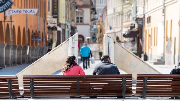 Brasov Romania April 2022 Couple Sitting Bench Old City Centre — Stock Photo, Image