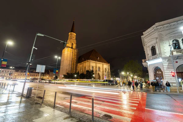 Cluj Romania Aprile 2022 Paesaggio Urbano Notte Strada Con Chiesa — Foto Stock