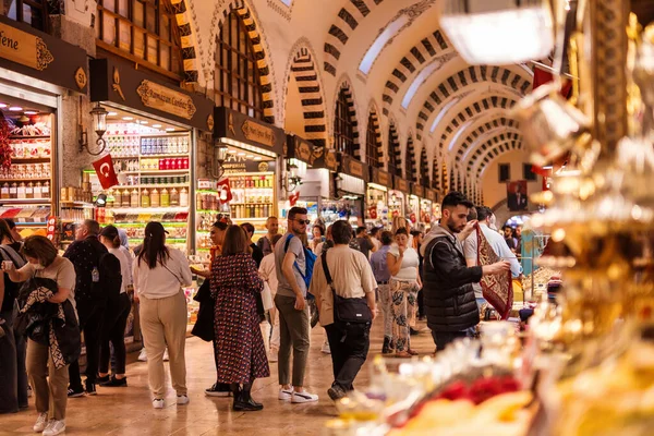 Istanbul Turkey April 2022 Människor Som Går Omkring Och Provar — Stockfoto