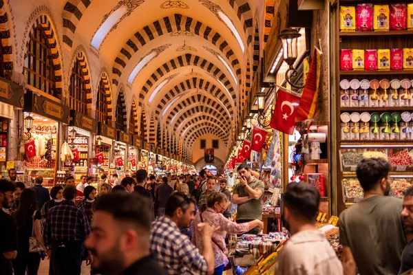 Istanbul Turquía Abril 2022 Gente Caminando Probando Delicias Dulces Turcos —  Fotos de Stock