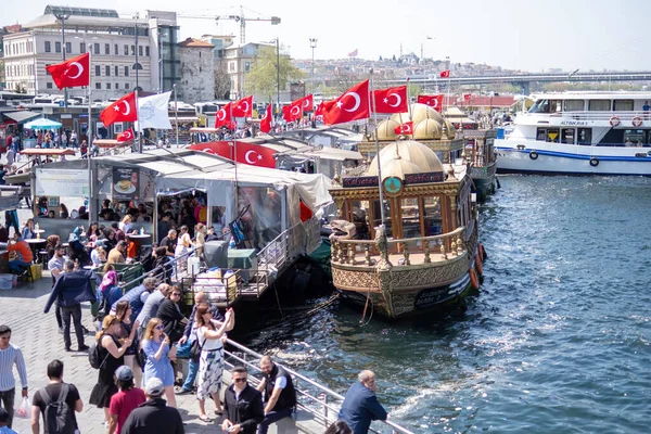 Istanbul Turquía Abril 2022 Gente Descansando Disfrutando Vista Del Bosfor — Foto de Stock