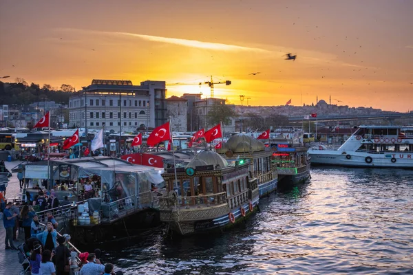 Paisaje Los Edificios Estambul Barcos Turcos Mar Negro Con Banderas — Foto de Stock
