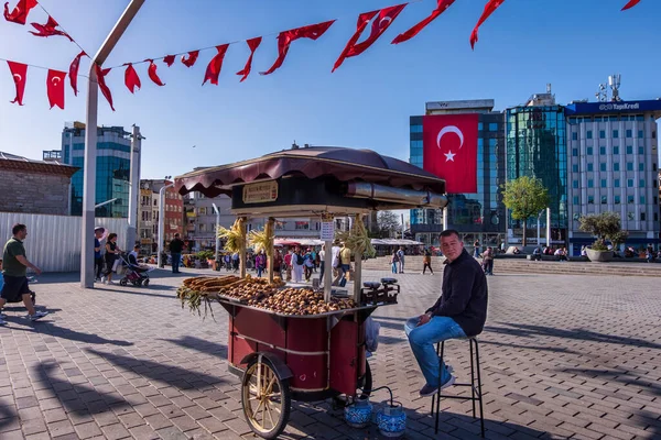 Istanbul Turkey April 2022 Worker Selling Fried Sweet Chestnuts Daylight — Stock Photo, Image