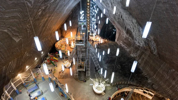 Salina Turda tuz madeni, Romanya. Birden fazla ziyaretçi için cazibe