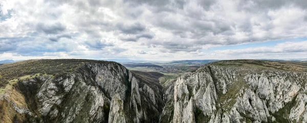 Panoramiczny Widok Skalisty Kanion Rumunii Skaliste Klify Rzadką Roślinnością Polami — Zdjęcie stockowe