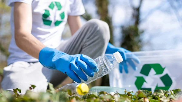 Homem Coletando Lixo Plástico Recipiente Parque Poluído Luvas Borracha Sinais — Fotografia de Stock
