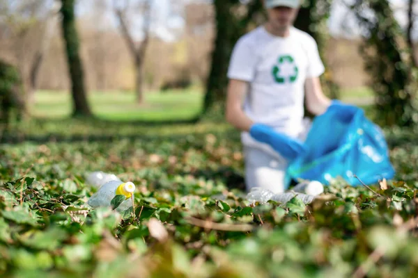 Homem Coletando Lixo Plástico Saco Parque Poluído Luvas Borracha Sinal — Fotografia de Stock
