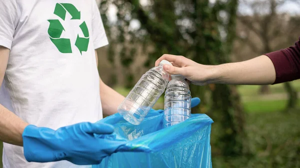 Dois Homens Recolher Lixo Plástico Num Parque Poluído Luvas Borracha — Fotografia de Stock