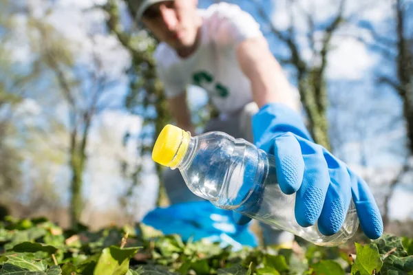 Homem Coletando Lixo Plástico Recipiente Parque Poluído Luvas Borracha Sinais — Fotografia de Stock
