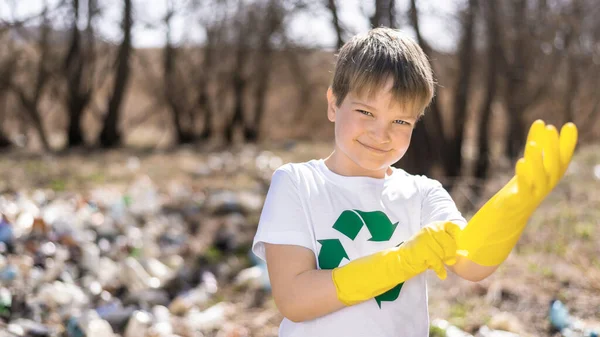 Niño Que Pone Guantes Goma Para Recolección Basura Plástico Claro —  Fotos de Stock