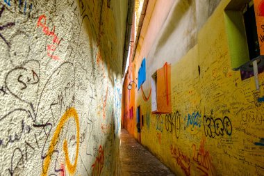 BRASOV, ROMANIA - 2022: Güneydoğu Transilvanya 'nın ünlü dar renkli yolu yazılı işaretlerle dolu.