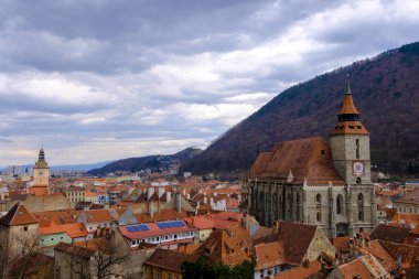 Romanya 'nın Brasov kentindeki evlerin renkli parlak çatılarının bakış açısı