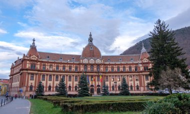 Romen bayraklı Brasov kentindeki Romen konağı