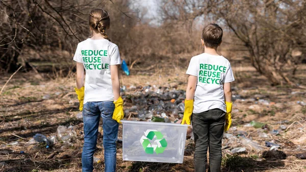 Menino Menina Segurando Recipiente Coleta Lixo Plástico Uma Clareira Poluída — Fotografia de Stock