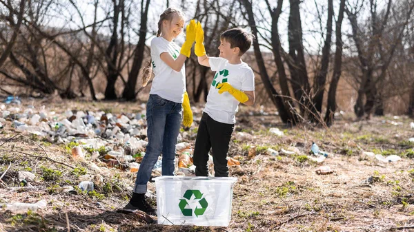 Menino Menina Com Recipiente Coleta Lixo Plástico Uma Clareira Poluída — Fotografia de Stock