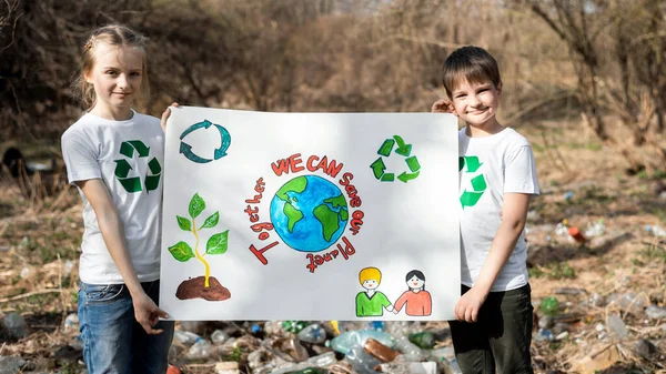 Menino Menina Segurando Cartaz Defesa Ecologia Coleta Lixo Plástico Uma — Fotografia de Stock