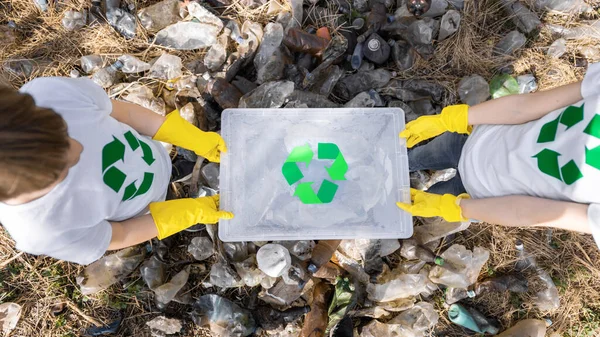 Menino Menina Segurando Recipiente Com Lixo Coleta Plástico Uma Clareira — Fotografia de Stock
