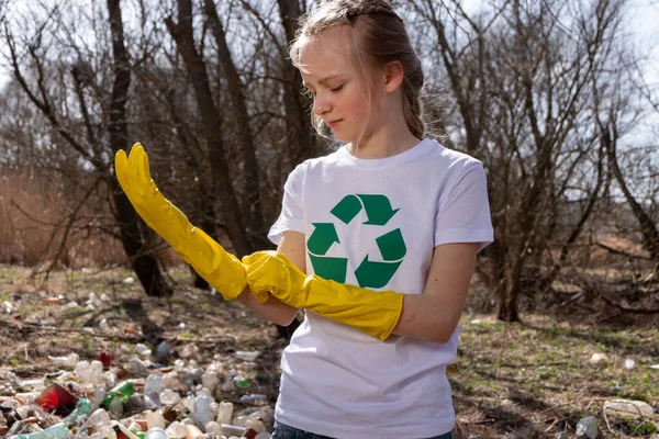 Jovem Loira Branca Caucasiana Com Símbolo Reciclagem Sua Camiseta Colocando — Fotografia de Stock