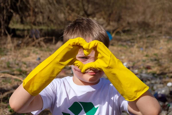 Jovem Caucasiano Branco Com Símbolo Reciclagem Sua Camiseta Óculos Mostrando — Fotografia de Stock