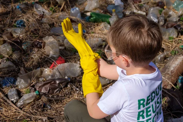 Jovem Branco Caucasiano Com Símbolo Reciclagem Sua Camiseta Óculos Colocando — Fotografia de Stock