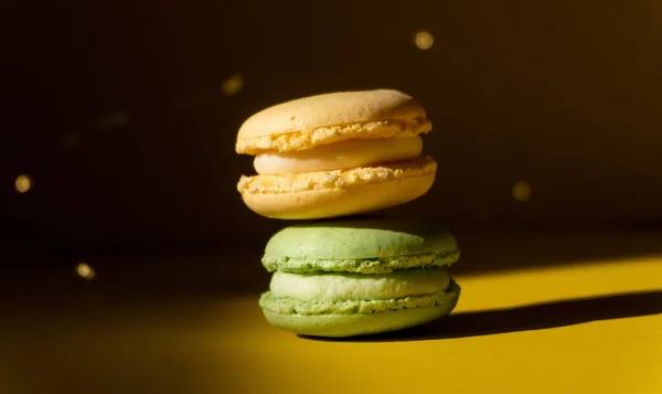 Macaron Cremoso Amarelo Cima Verde Fundo Amarelo Escuro Com Brilhos — Fotografia de Stock