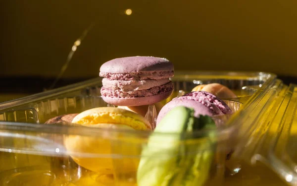 Set Aus Mehreren Bunten Macarons Einem Plastikbehälter Gelbem Hintergrund Und — Stockfoto