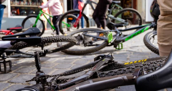 Várias Bicicletas Montanha Terreno Que Colocam Estrada Central Cidade Romena — Fotografia de Stock