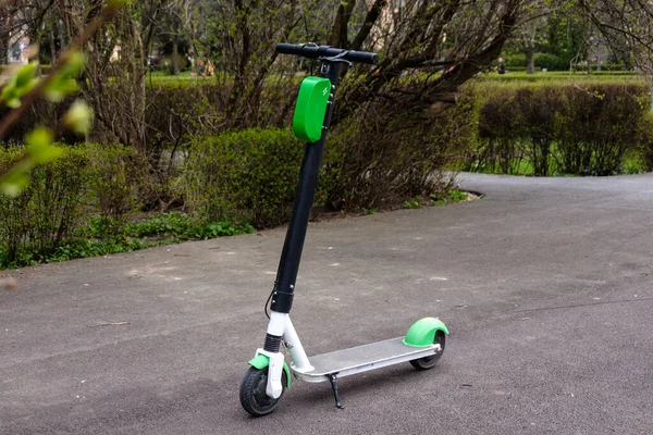 Miljögrön Och Svart Elektrisk Grön Energi Scooter Parken Står Vid — Stockfoto