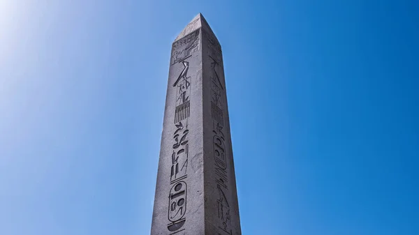 Antiga Coluna Simbólica Sultanahmet Com Hieróglifos Luz Dia — Fotografia de Stock