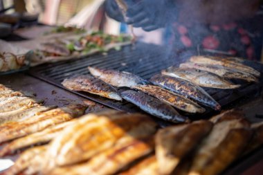 Siyah eldivenli fırıncı yerel uskumru Türk kebabı hazırlıyor.