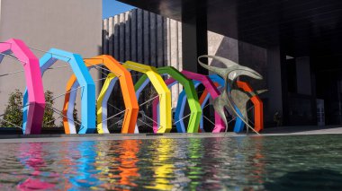 İstanbul Eğitim Bakanlığı yakınlarındaki suya renkli çevreler yansıdı