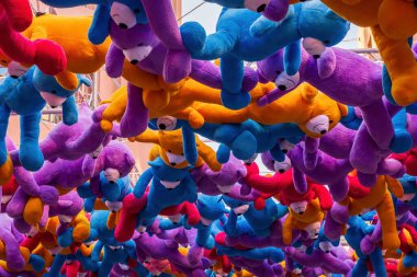 İstanbul 'daki Türk alışveriş merkezinde birden fazla renkli oyuncak ayı asılı duruyor.