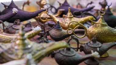 Birden fazla Alladin lambası bronz fom yaptı.