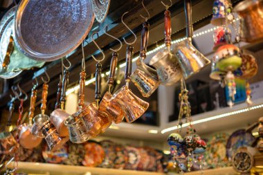 Grand Bazaar 'da satılık bronz Türk kahve demlikleri.