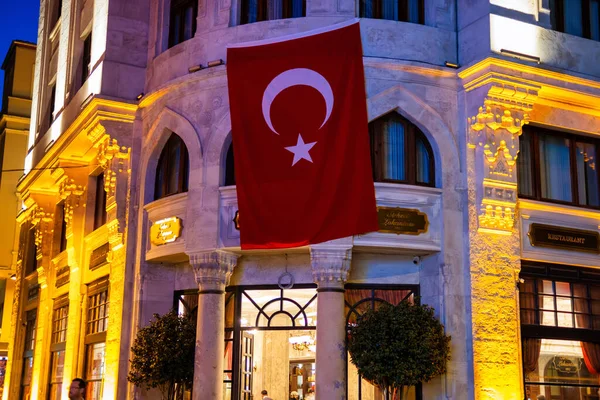Bandeira Vermelha Turquia Edifício Local Iluminado Com Amarelo Azul — Fotografia de Stock