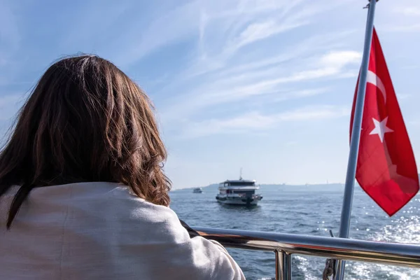 Mulher Desfrutando Vista Barco Que Flutua Mar Negro Perto Bandeira — Fotografia de Stock