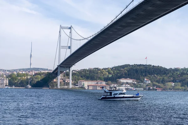 Boğaz Bir Tarafında Manzara Oradan Geçen Bir Tekne — Stok fotoğraf