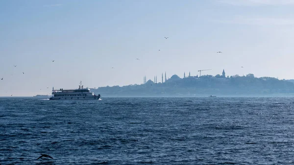 Paisagem Dos Edifícios Istambul Distância Barco Carga Turco Flutuando — Fotografia de Stock