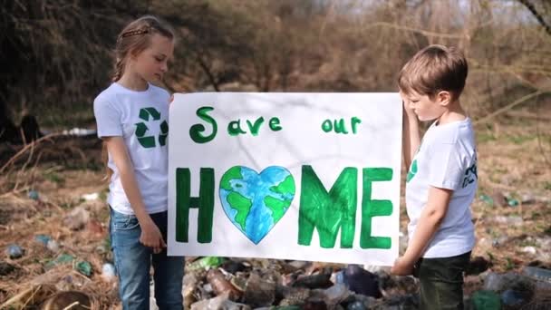 Мальчик Девочка Держат Плакат Защиту Экологии Пластиковом Мусоре Загрязненной Поляне — стоковое видео