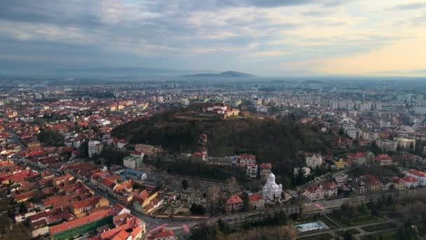 バルソフ ルーマニアの空中ドローンビュー 丘の上に中世の要塞 周囲の建物 — ストック動画