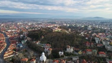 Barsov, Romanya 'nın insansız hava aracı görüntüsü. Hisar, bir tepenin üstündeki ortaçağ kalesi. Çevresindeki binalar, yollar, yeşillikler