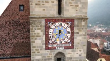 Romanya 'nın eski Brasov merkezindeki Kara Kilise' nin insansız hava aracı görüntüsü. Çan kulesinin yakın görüntüsü, etrafındaki eski binalar. Metin Çevirisi: Tanrı 'nın Sözü Sonsuza Kadar Sürer