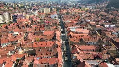 Barsov, Romanya 'nın insansız hava aracı görüntüsü. Etrafta bir sürü yürüyen insan ve eski binalarla dolu bir yaya sokağı.